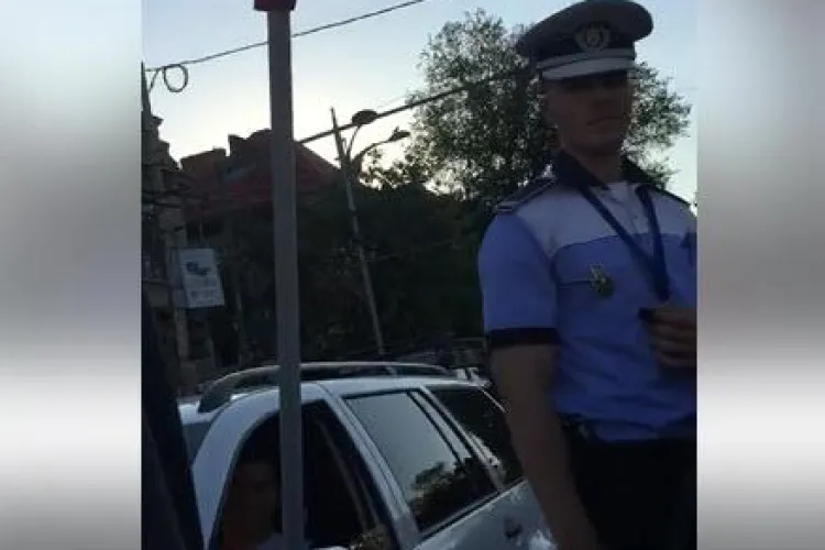 Șofer oprit în trafic pentru că avea steagul pus pe mașină. Polițist: Așa am primit ordin - VIDEO