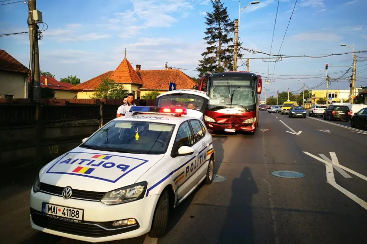Accident în Someșeni.Șoferul unui autocar in care erau 26 de oameni era băut la volan și a intrat intr-o mașină oprită la semafor-FOTO