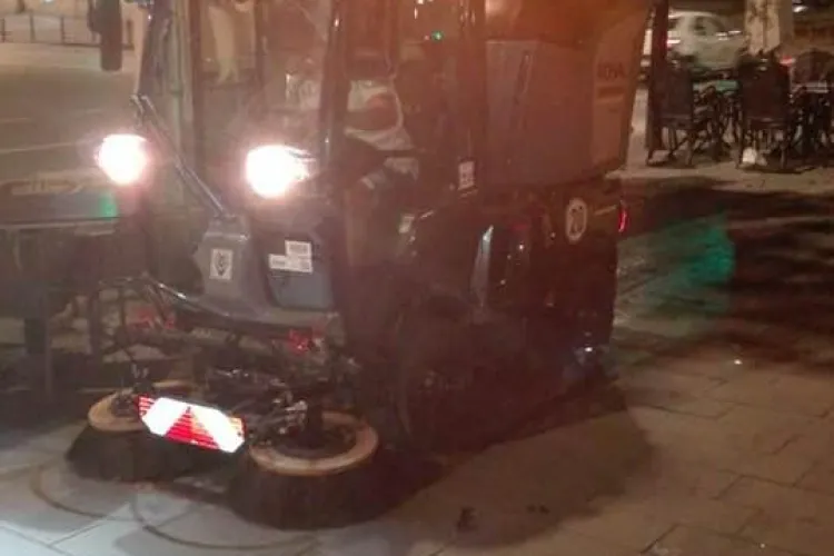 Rosal curăță aleile pietonale cu super utilaje - FOTO