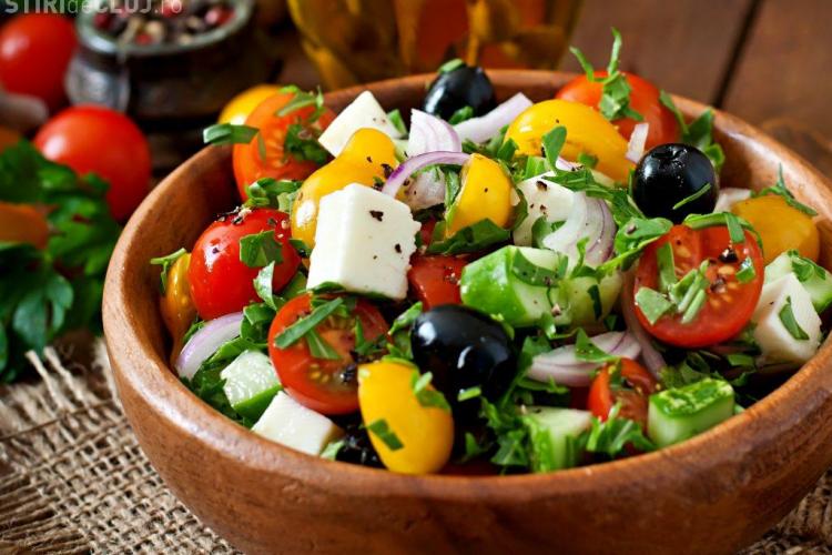 Salata îngraşă: Poftele se fac la prânz