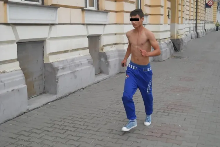 Cluj-Napoca: Tânăr drogat și-a bătut joc de Polițiștii Locali în centrul orașului - FOTO