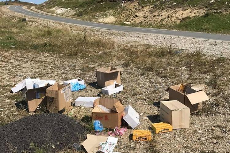 Un ”nesimțit” și-a ”pierdut” gunoiul menajer în rezervația Cheile Tureniului. Să-l facem VEDETĂ - FOTO