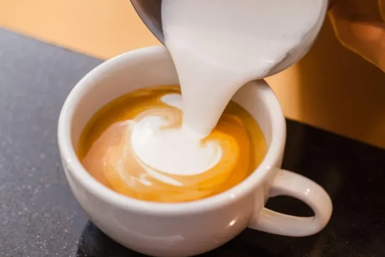 Cafea la ibric cu spumă făcută acasă