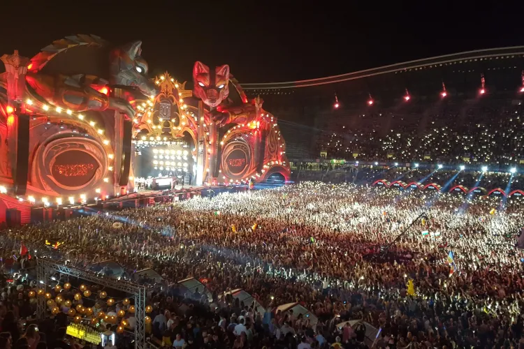 The Prodigy a făcut senzație la Untold. Dimitri Vegas & Like Mike i-au pus pe toți să se dezbrace - VIDEO