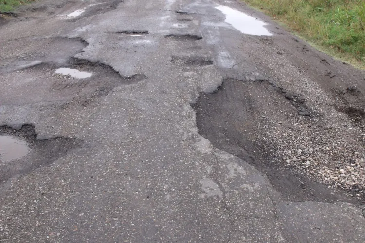 Se asfaltează drumul județean paralel cu Autostrada Transilvania