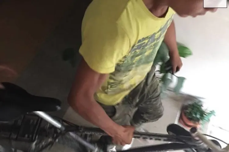 Hoți de biciclete filmați în clar. Cine îi recunoaște? - FOTO