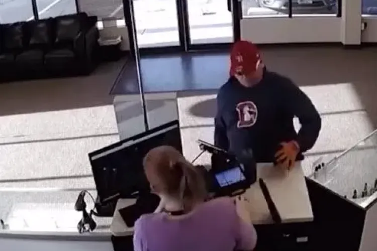 A vrut să dea o spargere, dar pistolul i-a căzut din mână direct în coșul de gunoi - VIDEO