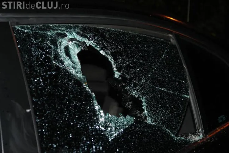 Tânăr teribilist, prins de polițiști după ce a vandalizat o mașină în centrul Clujului