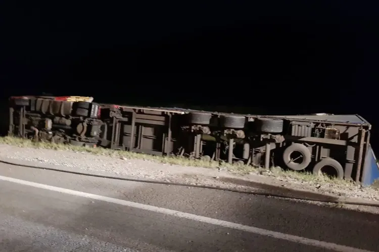 TIR încărcat cu diluanți, răsturnat pe centura Apahida, în dreptul Pata Rât - FOTO