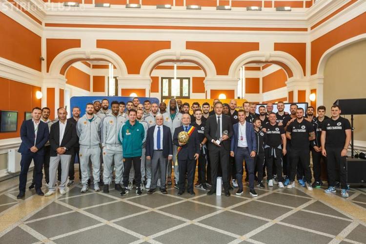Echipele de baschet U-BT și Panathinaikos BC, premiate de autoritățile locale înainte de amicalul de la Cluj FOTO