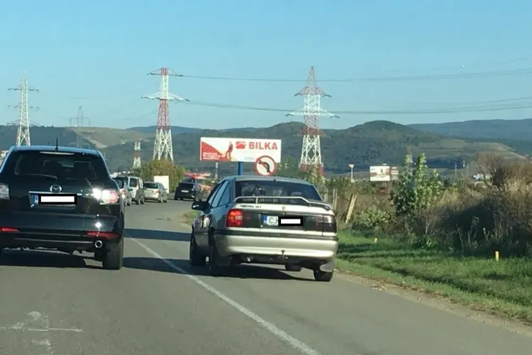 Cum evită ”șmecherașii” clujeni coloanele în trafic FOTO