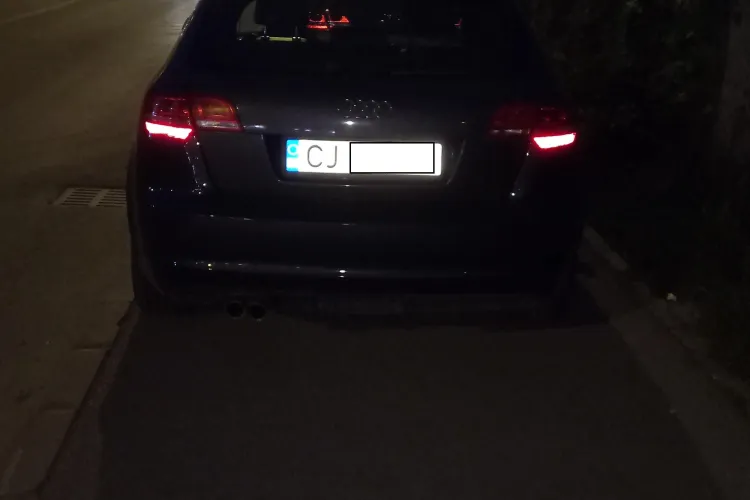 Parcare de nesimțit în capătul străzii Brâncuși. Oamenii îi bat obrazul primarului Emil Boc