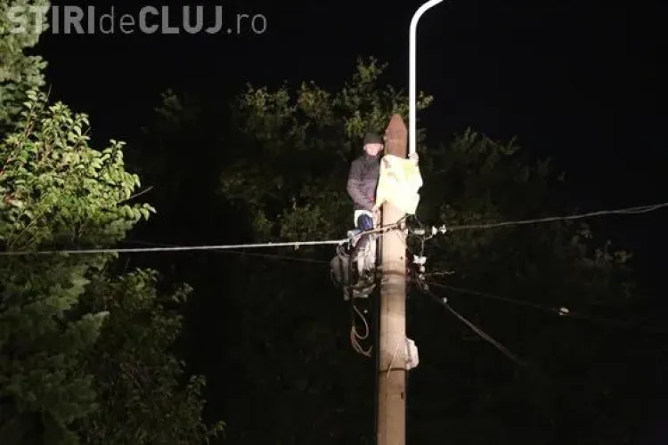 Protest la Palatul Cotroceni. Un bărbat stă de ore în șir cățărat pe un stâlp FOTO