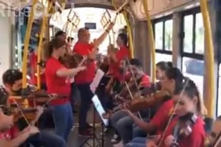 Concert surpriză în autobuz la Cluj VIDEO
