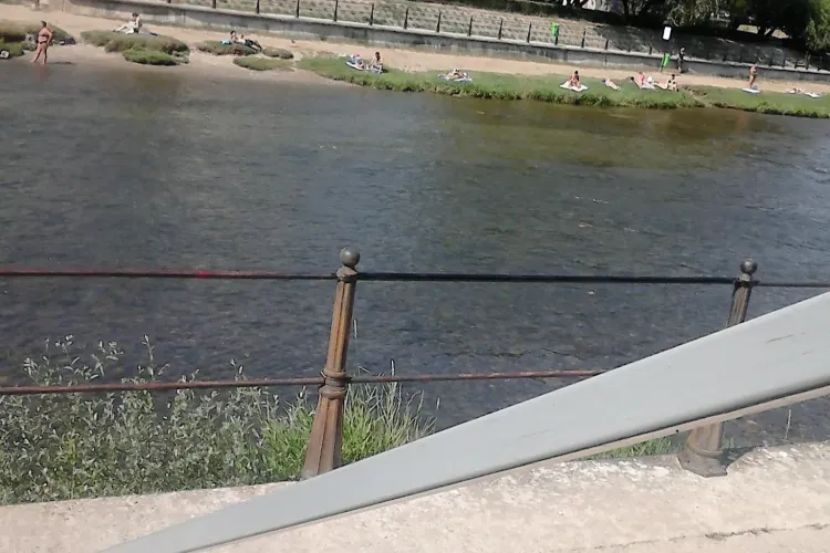 Pervers pe malul Someșului. Se masturbează lângă tinere - FOTO