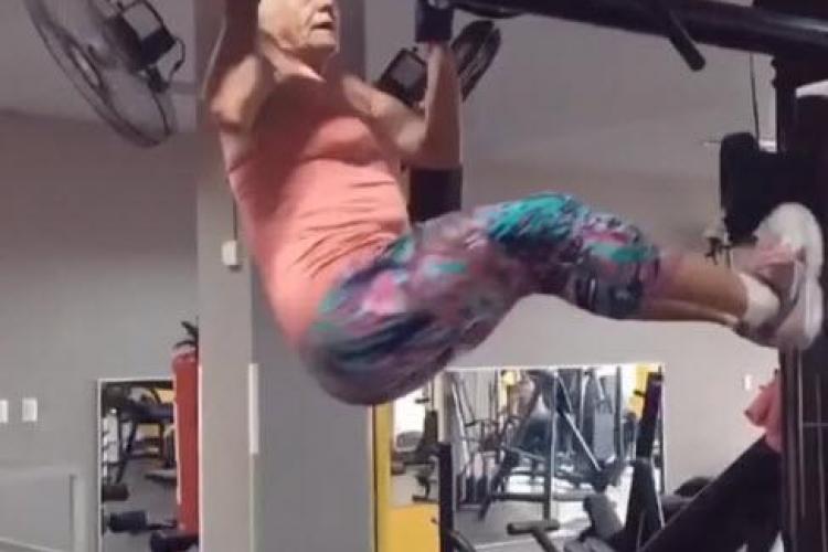 Bunica atomică! Are 69 de ani și face tracțiuni ca o tinerică - VIDEO