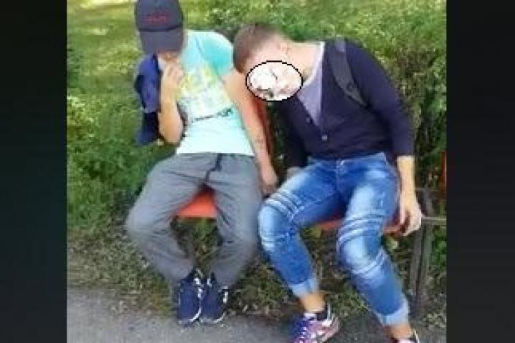 Imagini șocante cu drogați într-un oraș din Cluj. Tineri care par POSEDAȚI  - VIDEO