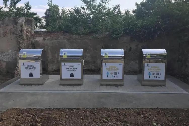 Pubele de gunoi îngropate la școlile clujene - FOTO