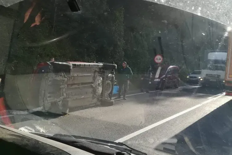 Mașină răsturnată pe un drum din Cluj FOTO