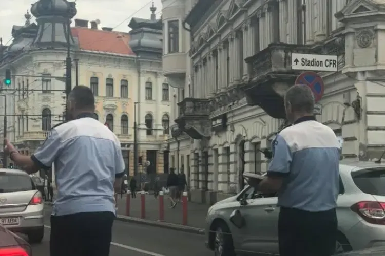 Accident sau inconștiență? O fetiță de 9 ani a fost lovită de mașină în timp ce traversa neregulamentar alături de mama sa FOTO