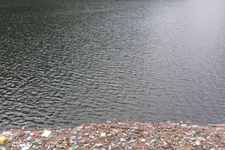 Lacul Tarnița plin de gunoaie. Câte Like -uri făcea poza dacă era o tânără cu spatele gol? - FOTO