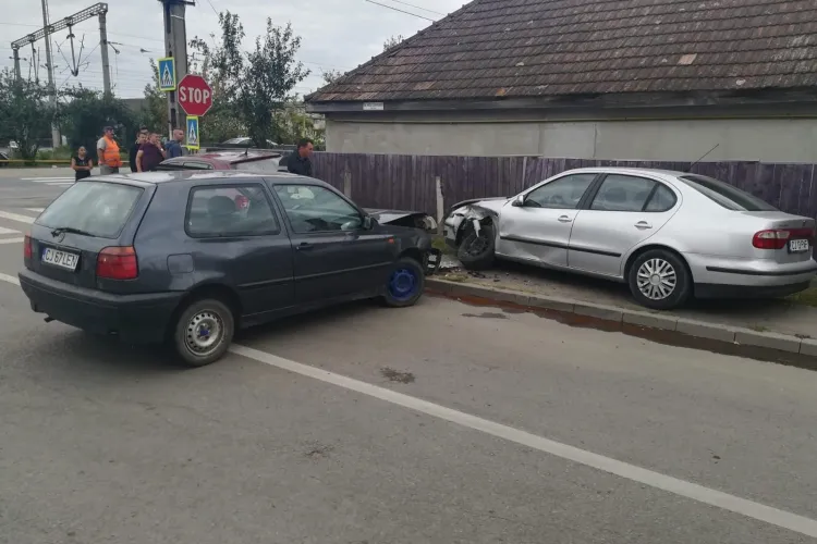 CLUJ: Adolescent de 15 ani, rănit după ce a cauzat un accident cu mașina. A încercat să fugă de poliție FOTO