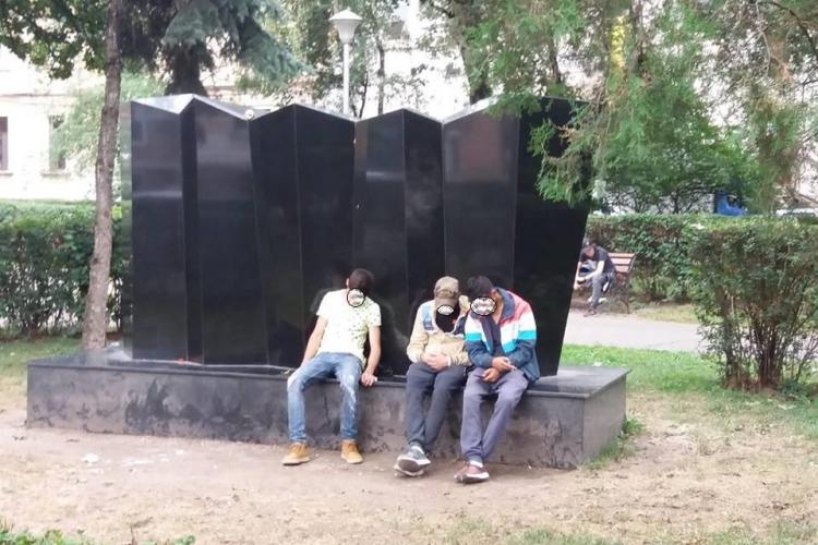 ”Grup statuar” în centrul Clujului: Tineri ”obosiți” de atâta trudă! - FOTO