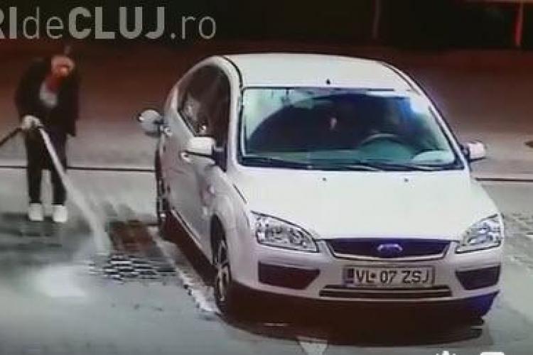 Șoferița nu reușește să alimenteze mașina cu benzină - VIDEO