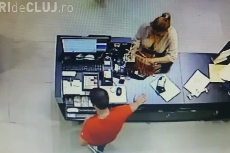 Cluj: Metodă de înșelătorie la Vivo (Polus). O femeie frumoasă cu decolteu i-a furat mințile casierului - VIDEO