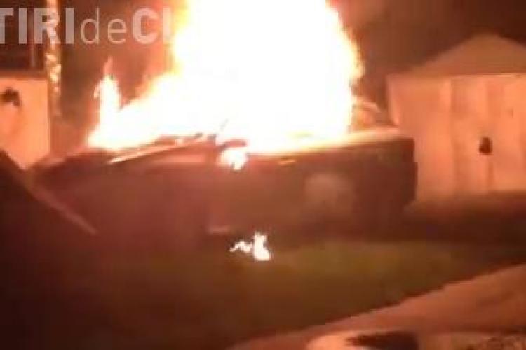 Autoturism incendiat pe strada Aurel Suciu - VIDEO