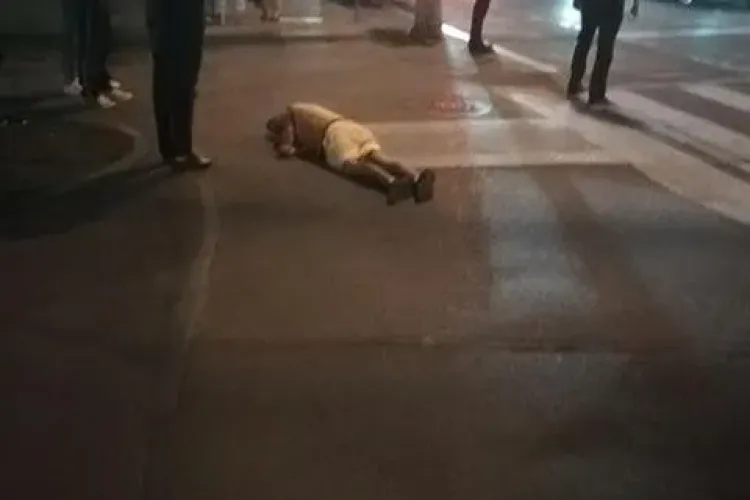 Drogat căzut pe trotuar în Mănăștur - VIDEO