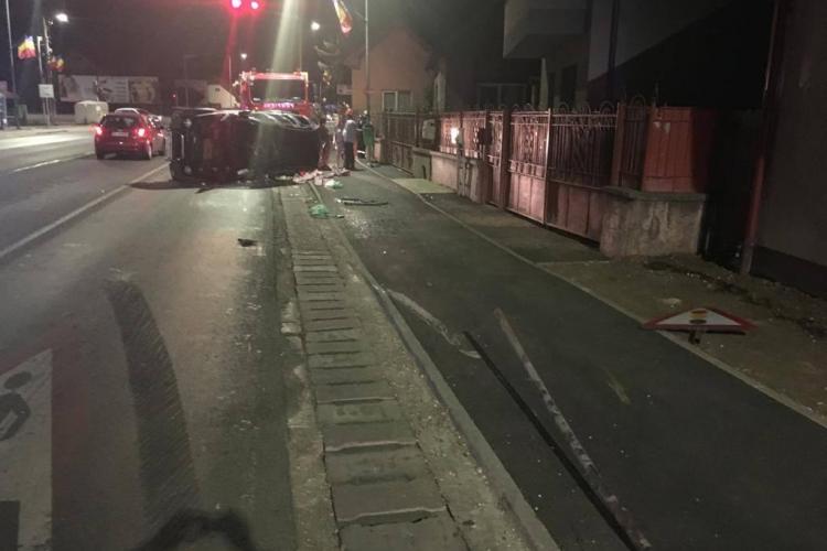 Mașină răsturnată în Florești. A ieșit pe trotuar și a ”măturat” tot în cale - FOTO