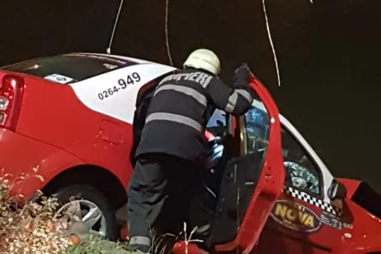 Un taximetru a căzut în Someș, lângă Cluj Arena - FOTO