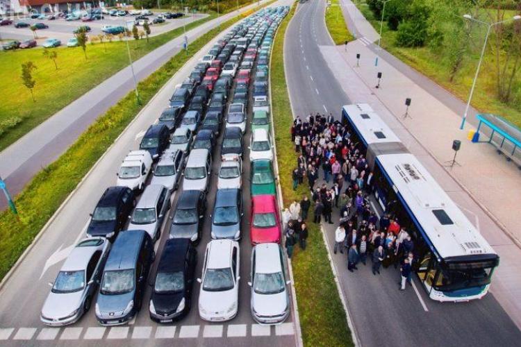 Câte mașini poate ”înghiți” un autobuz Solaris. De asta soluția este transportul în comun!