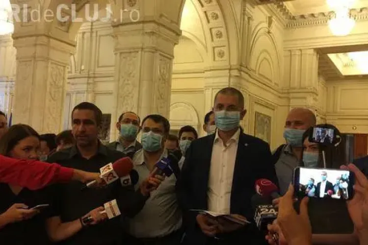 Deputații USR au protestat în Parlament. Au venit cu măști pe față, în semn de solidaritate cu protestatarii gazați de jandarmi