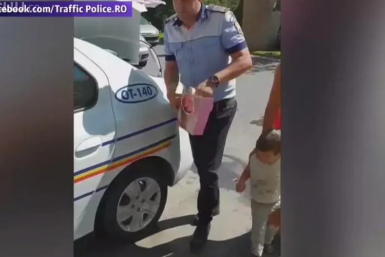 VIDEO VIRAL - Un polițist a văzut un copil fără pantofi și i-a cumpărat o pereche