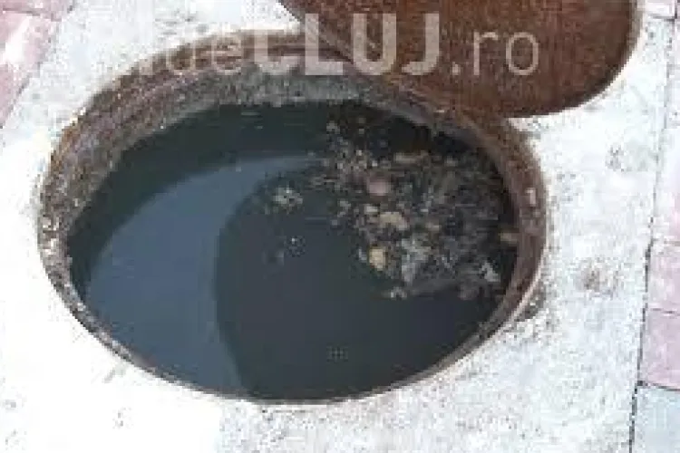 Zeci de kilograme de pamperși, tampoane, prezervative și haine scoase din canalizare în Florești