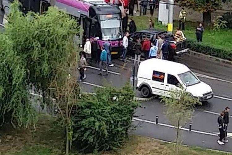 Al treilea accident în aceeași zi, pe strada Splaiul Independenței! Un șofer a intrat cu mașina în tramvai FOTO