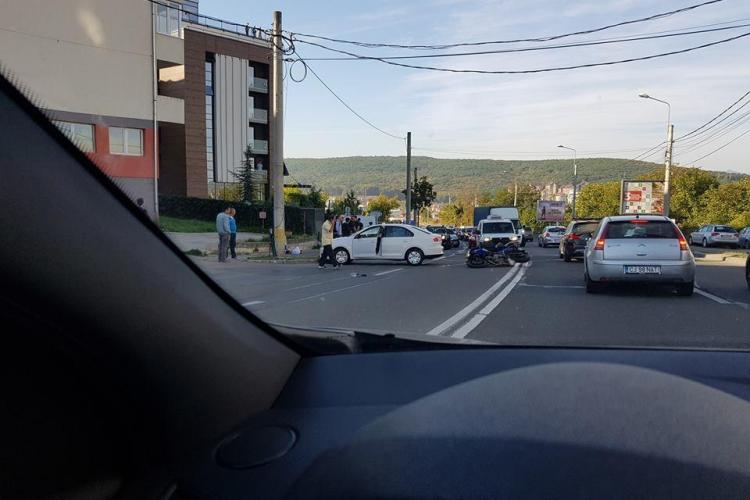 VIDEO LIVE: Un motociclist a intrat GLONȚ într-un autoturism. Cine a fost vinovat - VIDEO