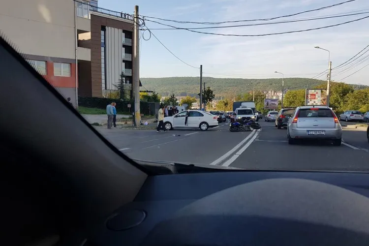 VIDEO LIVE: Un motociclist a intrat GLONȚ într-un autoturism. Cine a fost vinovat - VIDEO