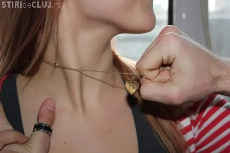 Tâlhar reținut de polițiști la Cluj. I-a smuls lănțișorul de la gât unei persoane în plină zi