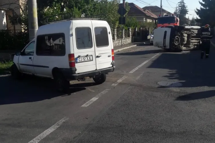 Mașină răstunată pe strada Vasile Lupu. Impactul VIOLENT i-a panicat pe localnici - FOTO
