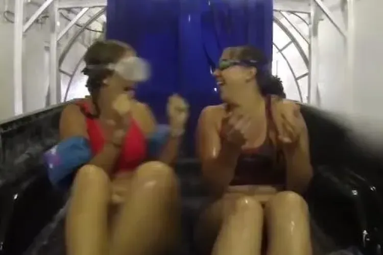 Două fete au trecut printr-o spălătorie auto, în remorca unui autoturism - VIDEO