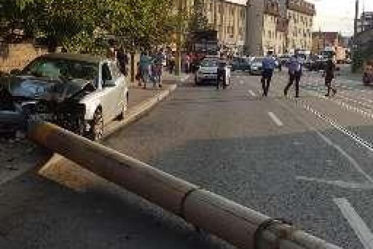 Stâlp rupt pe strada Oașului de un șofer vitezoman - FOTO