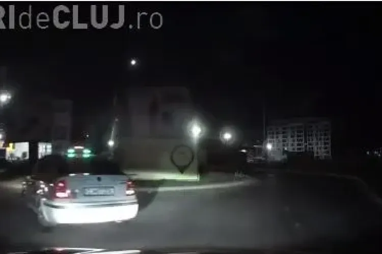 Cum se conduce un taxi la Cluj! A intrat invers în sensul giratoriu FOTO