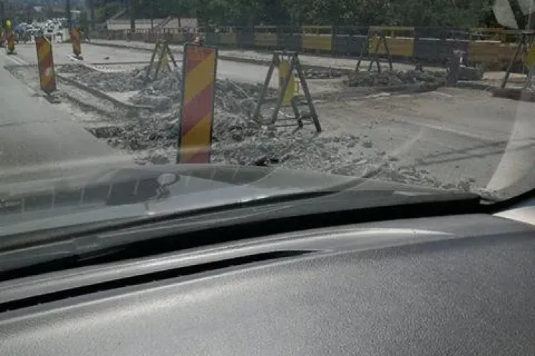 Podul de la Terapia, jumătate închis pentru lucrări, și abandonat - FOTO