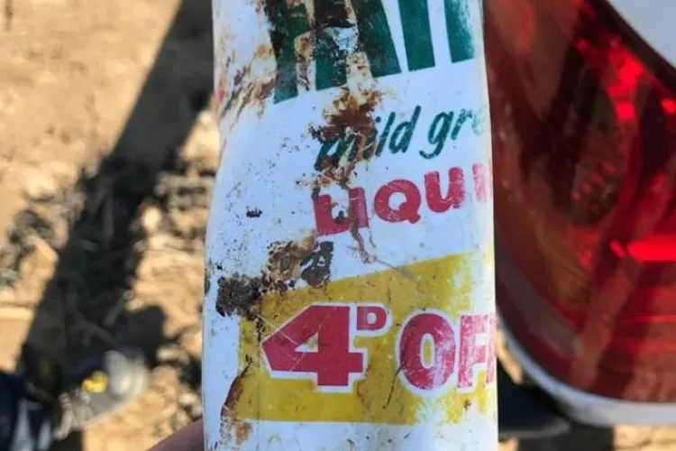 O sticlă de plastic adusă de valuri după 50 de ani arată ca nouă