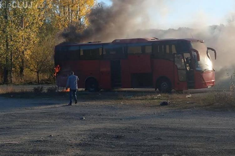 Autocar în flăcări pe un drum din Cluj FOTO