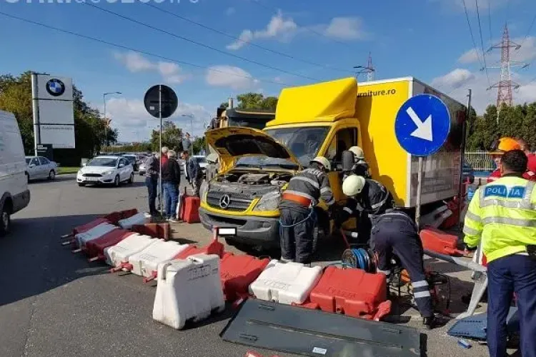Accident cu trei mașini la sensul giratoriu de lângă reprezentanța BMW Florești. O persoană a ajuns la spital FOTO