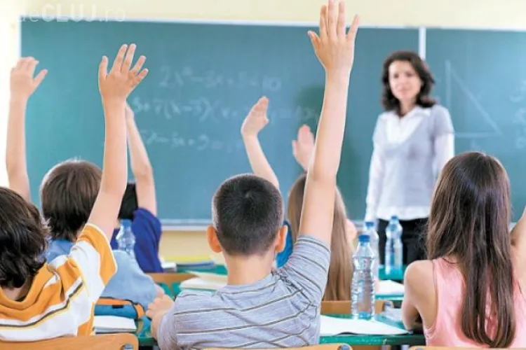 PNL: Nu mai sunt bani de salarii și Guvernul va da afară 4.000 de profesori și personal auxiliar